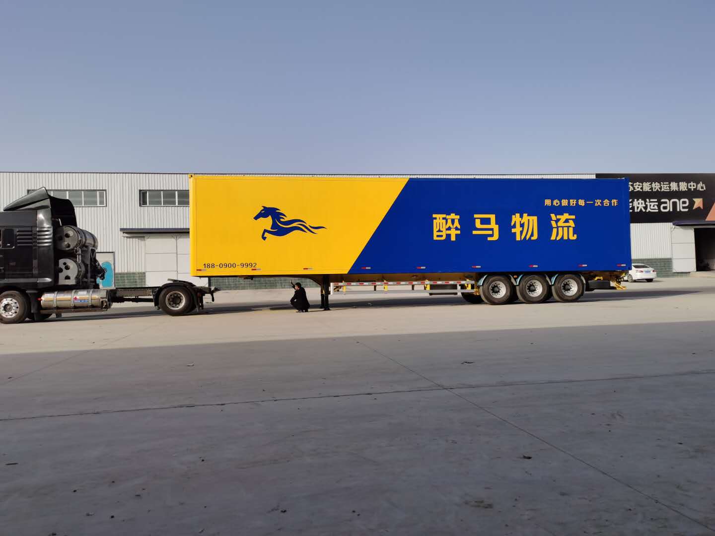 Грузовой автомобиль компании Zuima Logistics